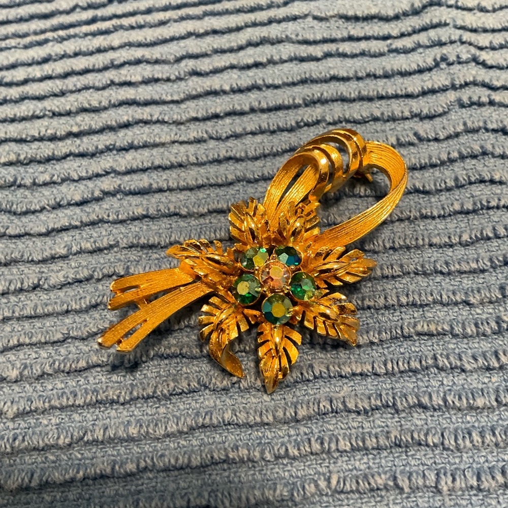 Elegant Lisner Floral Brooch